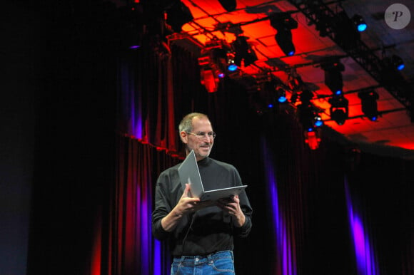 Steve Jobs, directeur général d'Apple, dévoile un nouveau MacBook Air lors du salon Macworld 2008 à San Francisco, en Californie, le 15 janvier 2008. (Photo Koichi Mitsui/AFLO)