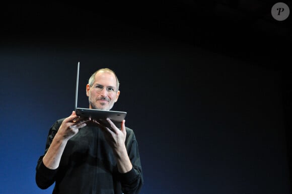 Steve Jobs, directeur général d'Apple, dévoile un nouveau MacBook Air lors du salon Macworld 2008 à San Francisco, en Californie, le 15 janvier 2008. (Photo Koichi Mitsui/AFLO)