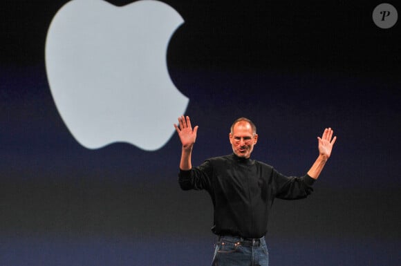 Steve Jobs, directeur général d'Apple, dévoile un nouveau MacBook Air lors du salon Macworld 2008 à San Francisco, en Californie, le 15 janvier 2008. (Photo Koichi Mitsui/AFLO)