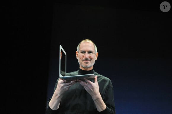 À sa mort, ses trois derniers enfants n'ont rien hérité de sa fortune car il souhaitait qu'ils soient indépendants financièrement. 
Steve Jobs, directeur général d'Apple, dévoile un nouveau MacBook Air lors du salon Macworld 2008 à San Francisco, en Californie, le 15 janvier 2008. (Photo Koichi Mitsui/AFLO)