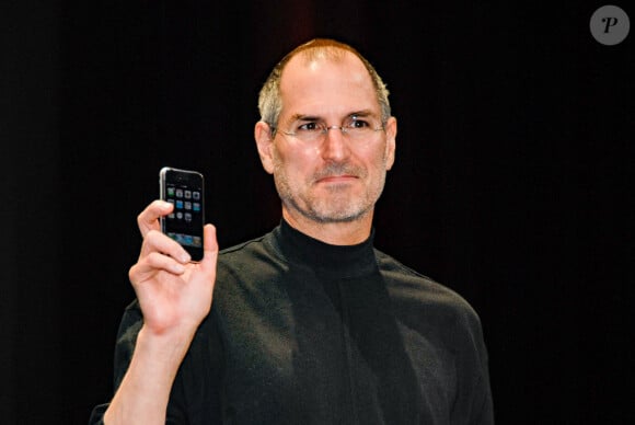 Le cofondateur d'Apple a eu quatre enfants. 
Steve Jobs, directeur général d'Apple, dévoile un nouveau téléphone portable, l'iPhone, lors du salon Macworld à San Francisco, en Californie (Photo Koichi Mitsui/AFLO)