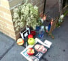 Puis Reed, Erin et Eve, ses trois enfants fruits de son mariage avec Laurene Powell.
Memorial improvisé devant l'Apple Store de la 14th Street en hommage à Steeve Jobs - dans les rues de New York.