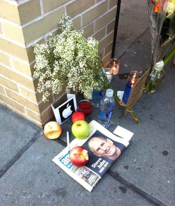 Puis Reed, Erin et Eve, ses trois enfants fruits de son mariage avec Laurene Powell.
Memorial improvisé devant l'Apple Store de la 14th Street en hommage à Steeve Jobs - dans les rues de New York.