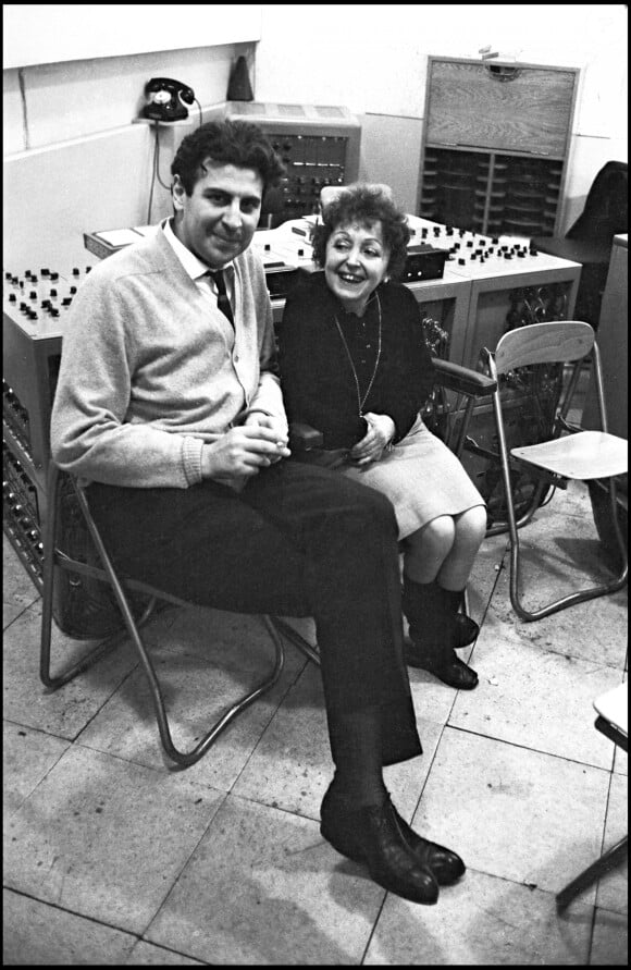 Un mensonge a pourtant été monté de toutes pièces pour faire croire qu'elle s'est éteinte dans son lit à Paris
Archives - Edith Piaf et Mikis Theodorakis enregistrent en studio à Paris en 1963 