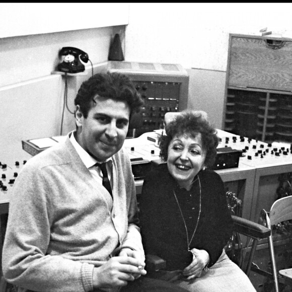 Un mensonge a pourtant été monté de toutes pièces pour faire croire qu'elle s'est éteinte dans son lit à Paris
Archives - Edith Piaf et Mikis Theodorakis enregistrent en studio à Paris en 1963 