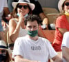 Très fier et reconnaissant de ce que ses fils lui apportent, Gad Elmaleh a tenu à leur adresser un message. 
Gad Elmaleh et son fils Noé Elmaleh dans les tribunes des Internationaux de France de Roland Garros à Paris le 11 juin 2021. © Dominique Jacovides / Bestimage 