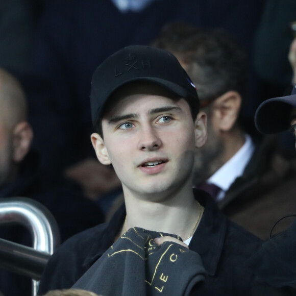 C'est sur son compte Instagram que l'humoriste a posté une vidéo ce jeudi 10 octobre pour faire une grande annonce. 
Gad Elmaleh et son fils Noé - People au match de football PSG (Paris-Saint-Germain) - Lille (LOSC) au Parc des Princes à Paris, le 2 novembre 2018.