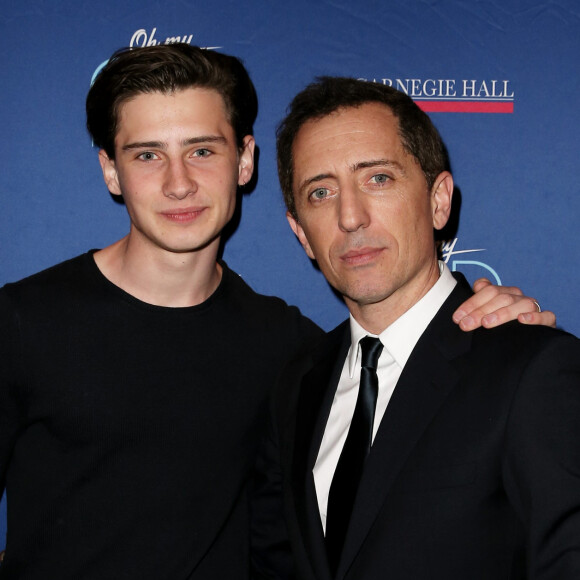 Son fils Noé a récement accueilli son premier enfant, une petite fille prénommée Ely. 
Exclusif - Gad Elmaleh avec son fils Noé lors du photocall du spectacle de Gad Elmaleh "Oh My Gad" au "Carnegie Hall" à New York