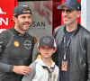 Gad Elmaleh est un papa et un grand-père heureux.
Gad Elmaleh, son fils Raphaël et le pilote Norman Nato au stand Nissan durant le 6eme Monaco E-Prix à Monaco © Bruno Bebert/Bestimage 