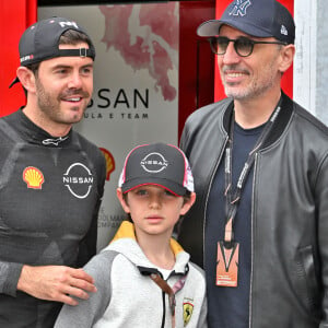 Gad Elmaleh est un papa et un grand-père heureux.
Gad Elmaleh, son fils Raphaël et le pilote Norman Nato au stand Nissan durant le 6eme Monaco E-Prix à Monaco © Bruno Bebert/Bestimage 