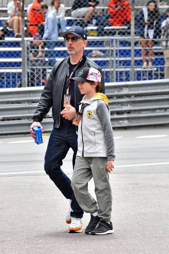 A son fils Raphaël également
Gad Elmaleh et son fils Raphaël durant le 6eme Monaco E-Prix à Monaco, le 6 mai 2023. Nick Cassidy (Envision Racing) s'est imposé à Monaco devant le Néo-Zélandais Mitch Evans (Jaguar TCS Racing), arrivé second, et le Britannique Jake Dennis (Avalanche Andretti), 3eme. Nick Cassidy prend la tête du championnat. Le championnat de Formule E est une compétition automobile, organisée par la FIA, mettant en scène uniquement des monoplaces 100% électriques. Le premier E Grand Prix a eu lieu à Pekin en septembre 2014. © Bruno Bebert/Bestimage 