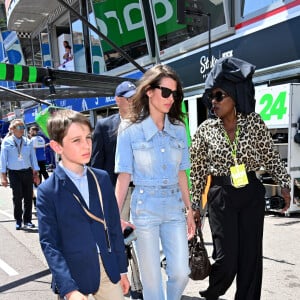 Raphaël Elmaleh, Charlotte Casiraghi et Khadja Nin durant la journée des qualifications du 81ème Grand Prix de Formule 1 de Monaco, le 25 mai 2024. © Bruno Bebert/Bestimage 