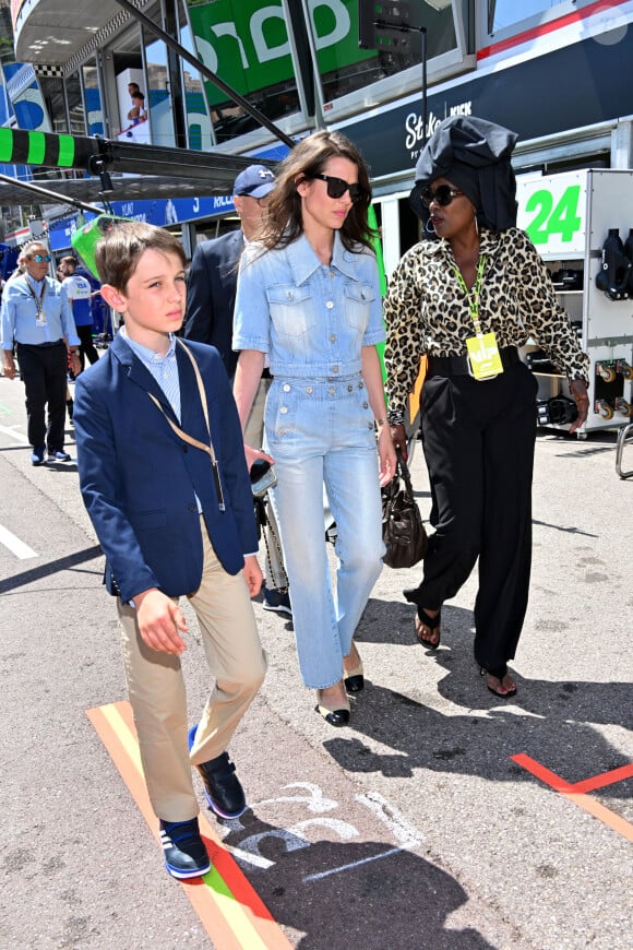 Raphaël Elmaleh, Charlotte Casiraghi et Khadja Nin durant la journée des qualifications du 81ème Grand Prix de Formule 1 de Monaco, le 25 mai 2024. © Bruno Bebert/Bestimage 