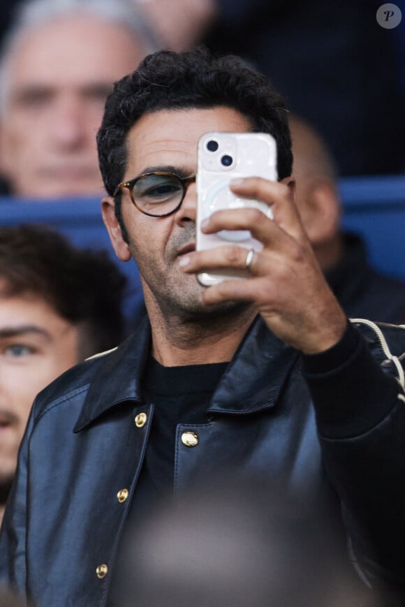 Jamel Debbouze - Célébrités dans les tribunes de la demi-finale retour de Ligue des champions entre le PSG face au Borussia Dortmund (0-1) au Parc des Princes à Paris le 7 mai 2024. © Cyril Moreau/Bestimage