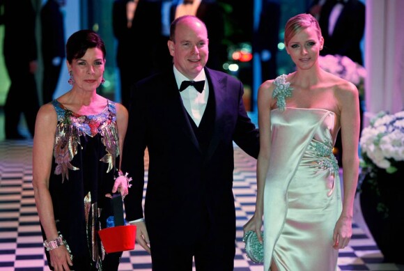 Le traditionnel Bal de la Rose monégasque, organisé par Albert de Monaco entouré de sa Charlene et sa soeur Caroline, au profit de la Fondation Princesse-Grace a accueilli 800 convives.