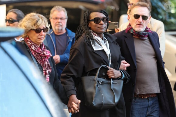 Arrivée après Josiane Balasko et Gérard Jugnot, qui ont pu compter sur leurs enfants respectifs, elle est apparue digne, forte, lunettes de soleil noir sur le nez. Souriante aussi, et c'est ce qui avait dû aussi faire craquer Michel Blanc.
Ramatoulaye Diop, la compagne du défunt, Jean-Paul Rouve - Sortie des Obsèques de Michel Blanc en l'église Saint-Eustache à Paris, le 10 octobre 2024. © Moreau / Jacovides / Bestimage