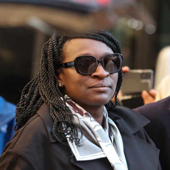Arrivée après Josiane Balasko et Gérard Jugnot, qui ont pu compter sur leurs enfants respectifs, elle est apparue digne, forte, lunettes de soleil noir sur le nez. Souriante aussi, et c'est ce qui avait dû aussi faire craquer Michel Blanc.
Ramatoulaye Diop, la compagne du défunt, Jean-Paul Rouve - Sortie des Obsèques de Michel Blanc en l'église Saint-Eustache à Paris, le 10 octobre 2024. © Moreau / Jacovides / Bestimage