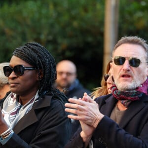 Comme rapporté par BFMTV, arrivé en catimini, Jean-Paul Rouve avait le "visage marqué" mais aussi la "gorge nouée". "Putain Michel, qu'est-ce que tu nous a fais ? À cause de toi, on se retrouve comme des cons avec des lunettes noires dans une église" a-t-il prononcé, puis : "Tu t'es barré Michel mais pas au resto du coin, tu nous manques."
Ramatoulaye Diop, la compagne du défunt, Jean-Paul Rouve - Sortie des Obsèques de Michel Blanc en l'église Saint-Eustache à Paris, le 10 octobre 2024. © Moreau / Jacovides / Bestimage