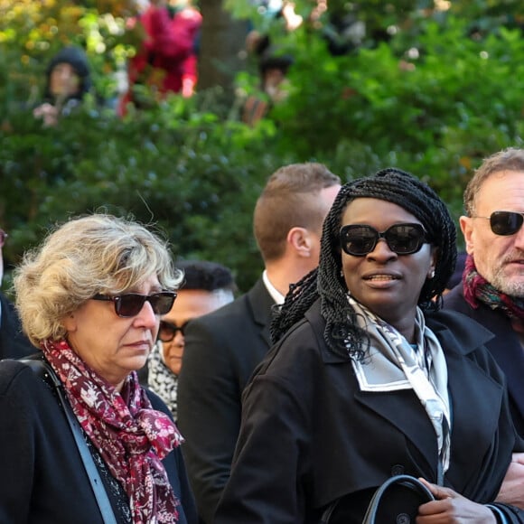 Ramatoulaye Diop, la compagne de Michel Blanc, complice avec Jean-Paul Rouve À la sortie, il n'a pas quitté la veuve de son ami de toujours. Le duo était complice alors que tous les invités avançaient à la sortie de ce lieu saint qui comptait tant aux yeux de la star de Grosse Fatigue.
Ramatoulaye Diop, la compagne du défunt, Jean-Paul Rouve - Sortie des Obsèques de Michel Blanc en l'église Saint-Eustache à Paris, le 10 octobre 2024. © Moreau / Jacovides / Bestimage