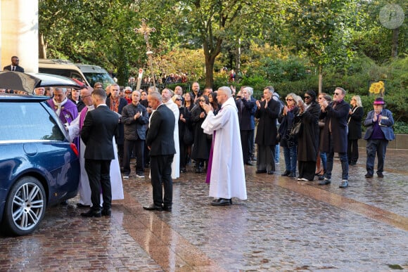 Ramatoulaye Diop, la compagne du défunt, Jean-Paul Rouve, Jean-Michel Ribes applaudissent le cercueil de M.Blanc à la sortie de l'Eglise - Sortie des Obsèques de Michel Blanc en l'église Saint-Eustache à Paris, le 10 octobre 2024. © Moreau / Jacovides / Bestimage