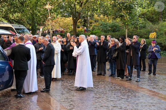 Ramatoulaye Diop, la compagne du défunt, Jean-Paul Rouve, Jean-Michel Ribes applaudissent le cercueil de M.Blanc à la sortie de l'Eglise - Sortie des Obsèques de Michel Blanc en l'église Saint-Eustache à Paris, le 10 octobre 2024. © Moreau / Jacovides / Bestimage