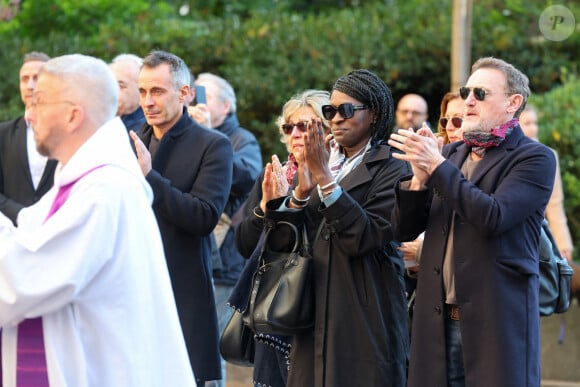 Ramatoulaye Diop, la compagne du défunt, Jean-Paul Rouve - Sortie des Obsèques de Michel Blanc en l'église Saint-Eustache à Paris, le 10 octobre 2024. © Moreau / Jacovides / Bestimage