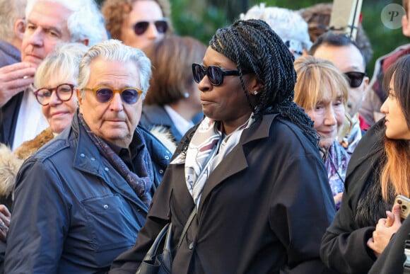 Christian Clavier, Marie-Anne Chazel, Ramatoulaye Diop, la veuve du défunt - Sortie des Obsèques de Michel Blanc en l'église Saint-Eustache à Paris, le 10 octobre 2024. © Moreau / Jacovides / Bestimage