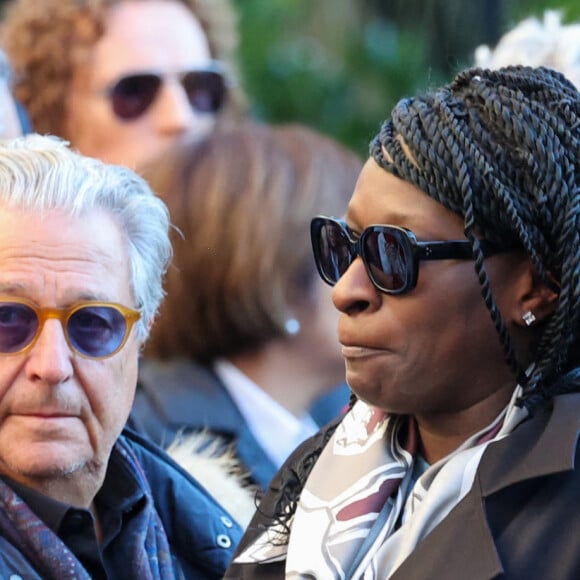 Christian Clavier, Marie-Anne Chazel, Ramatoulaye Diop, la veuve du défunt - Sortie des Obsèques de Michel Blanc en l'église Saint-Eustache à Paris, le 10 octobre 2024. © Moreau / Jacovides / Bestimage