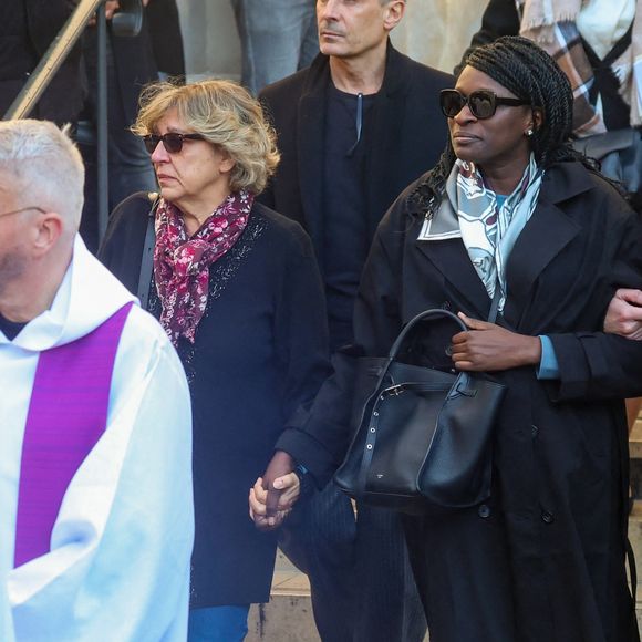 Ramatoulaye Diop, la compagne du défunt, et Jean-Paul Rouve - Sortie des Obsèques de Michel Blanc en l'église Saint-Eustache à Paris, le 10 octobre 2024. © Moreau / Jacovides / Bestimage