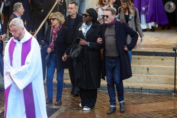 Ramatoulaye Diop, la compagne du défunt, et Jean-Paul Rouve - Sortie des Obsèques de Michel Blanc en l'église Saint-Eustache à Paris, le 10 octobre 2024. © Moreau / Jacovides / Bestimage