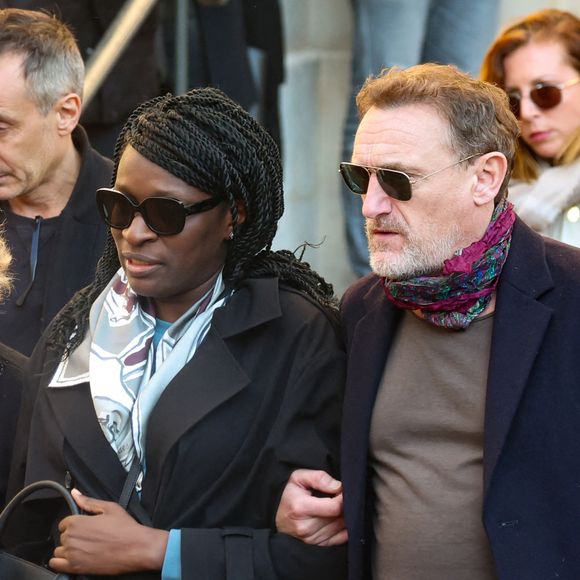 Les personnes à ses côtés semblant soucieuses de son bien être en cette journée d'adieu à son amour. Alors que Michel Blanc, a perdu la vie le jeudi 3 octobre à l'âge de 72 ans, c'était ce jeudi 10 octobre que ses proches ont pu lui faire leurs derniers adieux.
Ramatoulaye Diop, la compagne du défunt, et Jean-Paul Rouve - Sortie des Obsèques de Michel Blanc en l'église Saint-Eustache à Paris, le 10 octobre 2024. © Moreau / Jacovides / Bestimage