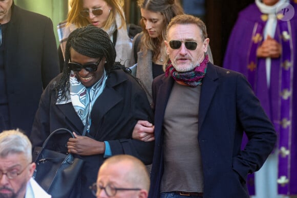 Ramatoulaye Diop, la compagne du défunt, et Jean-Paul Rouve - Sortie des Obsèques de Michel Blanc en l'église Saint-Eustache à Paris, le 10 octobre 2024. © Moreau / Jacovides / Bestimage