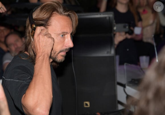 "Le titre ne passe que quelques secondes, il est fractionné", a-t-il précisé.
Bob Sinclar à Sanremo pour un dîner et une soirée extraordinaire au Bay Club, Italie, le 6 août 2023. Photo par Bonomo Antonino/IPA/ABACAPRESS.COM