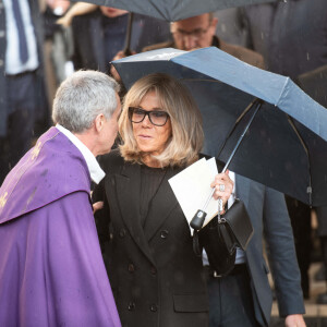 Brigitte Macron lors de la cérémonie d'enterrement de l'acteur français Michel Blanc à l'église Saint Eustache à Paris, France, le 10 octobre 2024. Il est décédé le 4 octobre à la suite d'une crise cardiaque consécutive à un choc anaphylactique. Michel Blanc était connu pour son rôle du célibataire maladroit Jean-Claude Dusse dans le film " Les Bronzés " de 1978. Photo par Florian Poitout/ABACAPRESS.COM