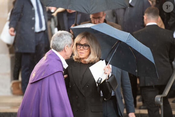 Brigitte Macron lors de la cérémonie d'enterrement de l'acteur français Michel Blanc à l'église Saint Eustache à Paris, France, le 10 octobre 2024. Il est décédé le 4 octobre à la suite d'une crise cardiaque consécutive à un choc anaphylactique. Michel Blanc était connu pour son rôle du célibataire maladroit Jean-Claude Dusse dans le film " Les Bronzés " de 1978. Photo par Florian Poitout/ABACAPRESS.COM