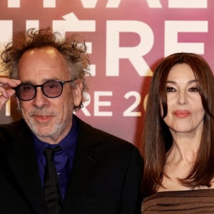 Monica Bellucci était présente au côté de Tim Burton, son amoureux
Tim Burton et Monica Bellucci au photocall de la cérémonie d'ouverture de la 15ème édition du festival Lumière à la Halle Tony Garnier de Lyon le 12 octobre 2024. © Dominique Jacovides / Bestimage