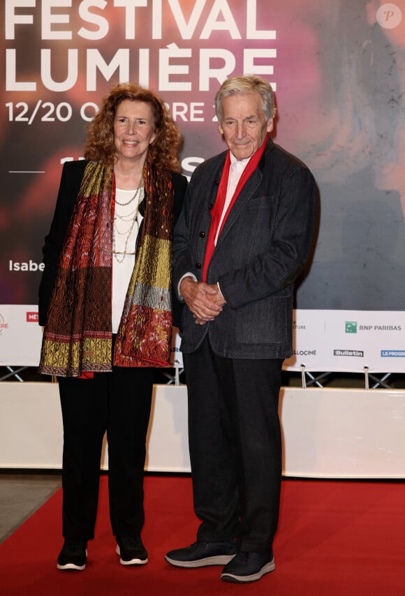 Costa Gravas et sa femme Michèle Ray-Gavras au photocall de la cérémonie d'ouverture de la 15ème édition du festival Lumière à la Halle Tony Garnier de Lyon le 12 octobre 2024. © Dominique Jacovides / Bestimage