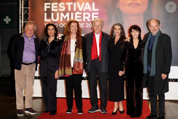 Régis Debray, Hiam Abbass, Costa Gravas et sa femme Michèle Ray-Gavras, Ángela Molina, Marilyne Canto, Denis Podalydès au photocall de la cérémonie d'ouverture de la 15ème édition du festival Lumière à la Halle Tony Garnier de Lyon le 12 octobre 2024. © Dominique Jacovides / Bestimage