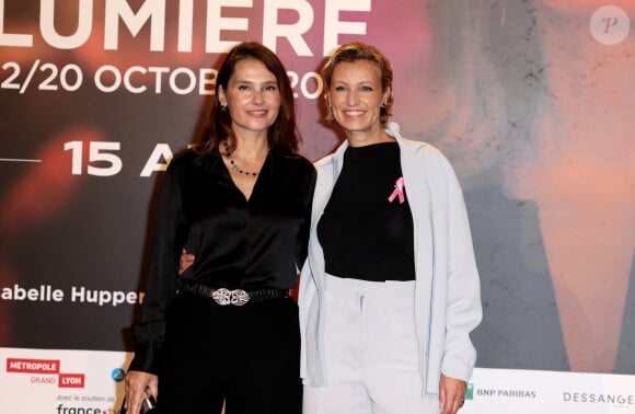 Virginie Ledoyen et Alexandra Lamy ont fait également partie des précieuses invitées
Virginie Ledoyen, Alexandra Lamy au photocall de la cérémonie d'ouverture de la 15ème édition du festival Lumière à la Halle Tony Garnier de Lyon le 12 octobre 2024. © Dominique Jacovides / Bestimage