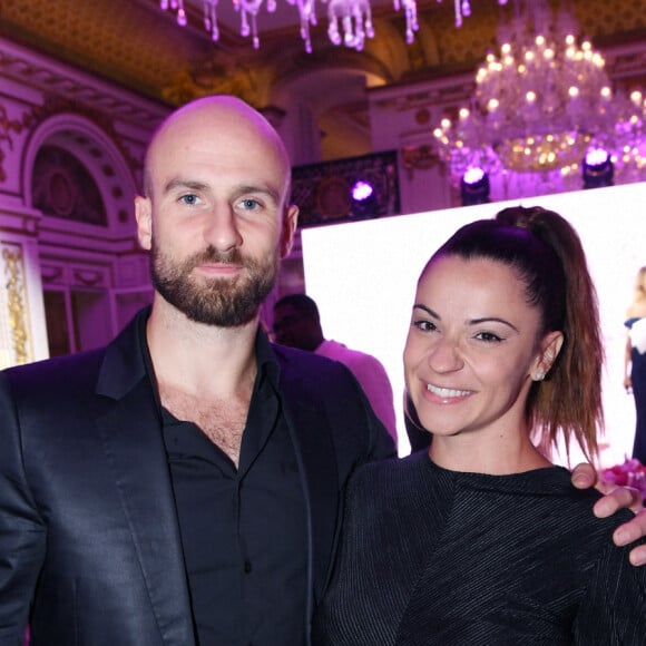 François Alu a récemment publié son autobiographie "Le Prix de l'étoile" et se confie sur son parcours et ses épreuves
Denitsa Ikonomova (enceinte) et son compagnon François Alu - Photocall du 5ème gala de charité de l'association "Les Bonnes Fées" à l'occasion de la campagne mondiale "Octobre Rose" à l'hôtel Peninsula, Paris. © Rachid Bellak/Bestimage 