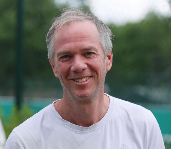 S'il aime boire du thé et n'a pas décidé de changer ses habitudes pour Télématin, Julien Arnaud avoue néanmoins être passé à trois réveils programmés à cinq minutes d'intervalles, même si "le premier me suffit".
Tournoi de Padel des personnalités au Lagardere Paris Racing en présence de Julien Arnaud à Paris le 17 mai 2024. © Jonathan Rebboah / Panoramic / Bestimage