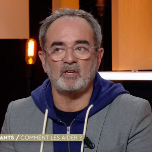 Bruno Solo qui a participé au tournage d'"Aidants, il est temps de les aider" se livre sur cette expérience riche en émotions sur le plateau de "C ce soir" (France 5).