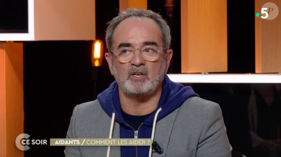 Bruno Solo qui a participé au tournage d'"Aidants, il est temps de les aider" se livre sur cette expérience riche en émotions sur le plateau de "C ce soir" (France 5).