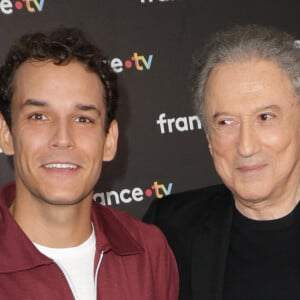 Théo Curin et Michel Drucker au photocall de la conférence de presse de rentrée de France Télévisions à Paris, France, le 4 septembre 2024. © Coadic Guirec/Bestimage 