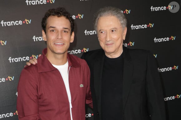 Théo Curin et Michel Drucker au photocall de la conférence de presse de rentrée de France Télévisions à Paris, France, le 4 septembre 2024. © Coadic Guirec/Bestimage 