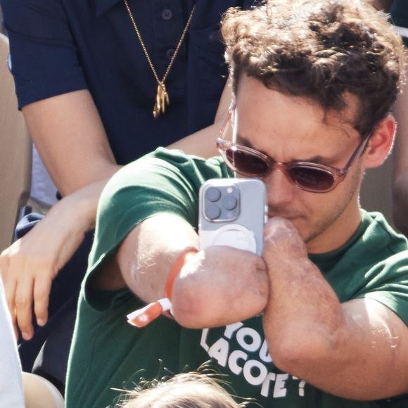 Théo Curin dans les tribunes de la finale homme des Internationaux de France de tennis de Roland Garros 2024 à Paris le 9 juin 2024. © Jacovides-Moreau/Bestimage 