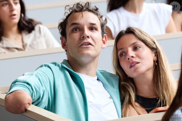 Théo Curin et sa compagne Marie-Camille Fabas - Célébrités en tribunes des Internationaux de France de tennis de Roland Garros 2023 à Paris le 11 juin 2023. © Jacovides-Moreau/Bestimage 