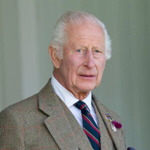 Le roi Charles III d'Angleterre et Camilla Parker Bowles, reine consort d'Angleterre, partagent un fou rire lors du Braemar Gathering. © Goff / Bestimage