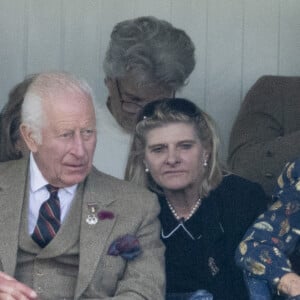 Le roi Charles III d'Angleterre et Camilla Parker Bowles, reine consort d'Angleterre, partagent un fou rire lors du Braemar Gathering 2024, le 7 septembre 2024. © Goff / Bestimage