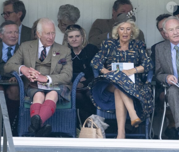 Le roi Charles III d'Angleterre et Camilla Parker Bowles, reine consort d'Angleterre, partagent un fou rire lors du Braemar Gathering 2024, le 7 septembre 2024. © Goff / Bestimage